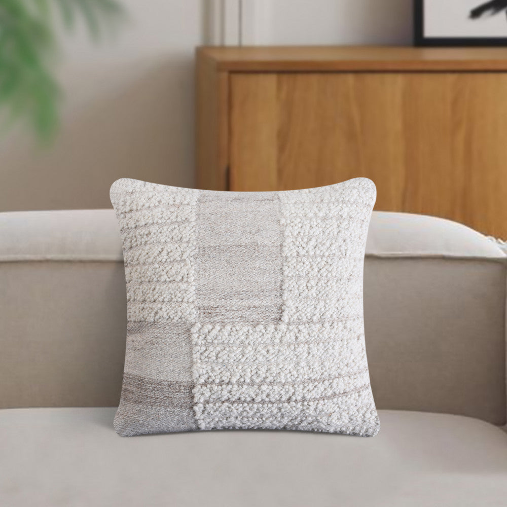Cuscino moderno Josselin appoggiato sullo schienale di un divano elegante, mostrando il suo design tridimensionale.