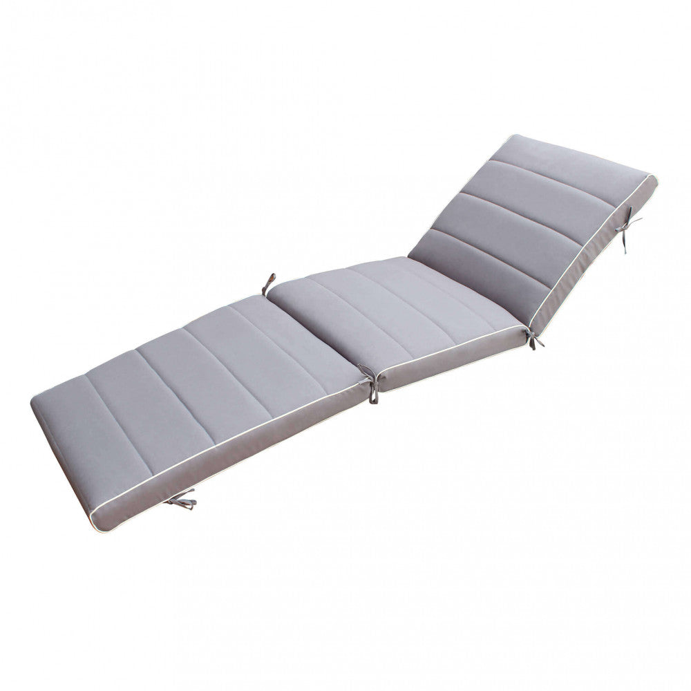 Scatto in studio isolato del cuscino per lettino King grigio, che mostra il suo design ergonomico a segmenti, i profili bianchi e i pratici laccetti laterali per un fissaggio sicuro.