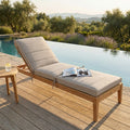 Cuscino lettino King in poliestere tortora posizionato su un lettino in legno di teak a bordo piscina, circondato da un paesaggio collinare.