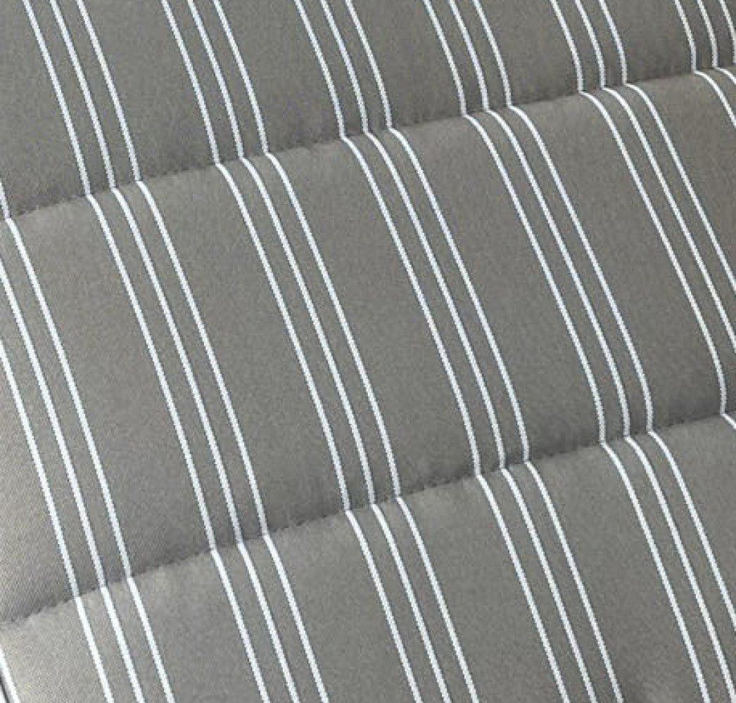Primo piano della texture in poliestere a righe bianche e tortora del cuscino sfoderabile.