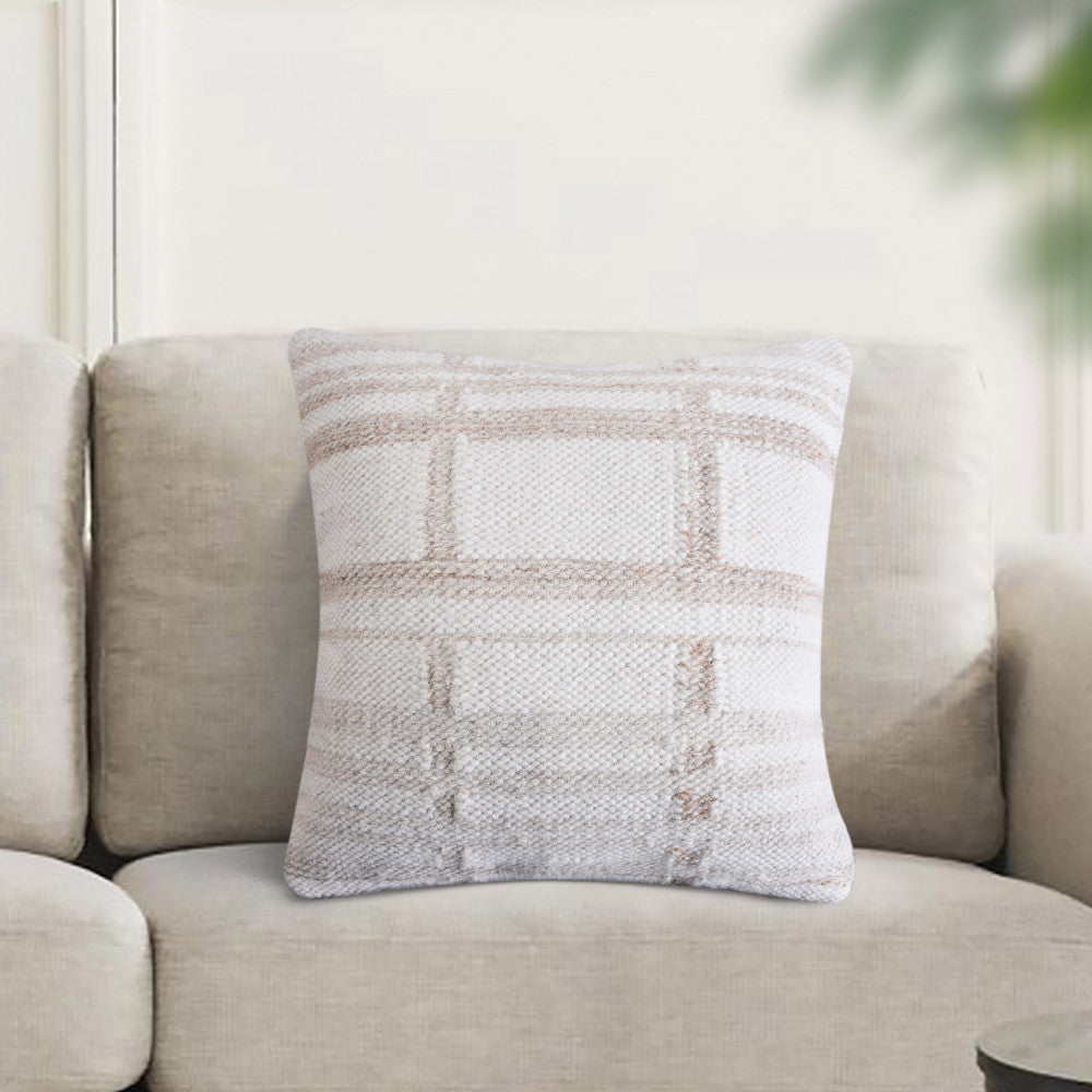 Cuscino Mathis ambientato su un divano moderno, mostrando l'eleganza della tonalità bianco ecrù nel living.