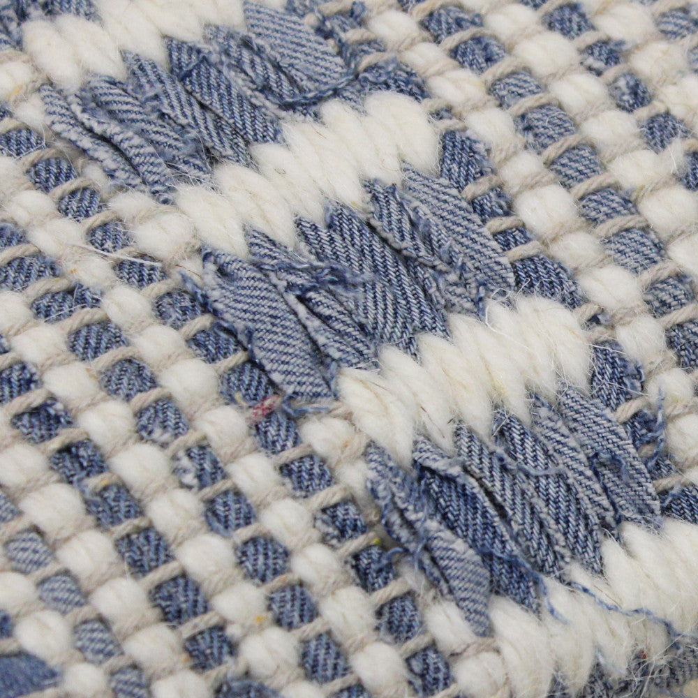 Dettaglio ravvicinato dell'intreccio tessile del cuscino Nicolas, che rivela la maestria artigianale delle fibre naturali.