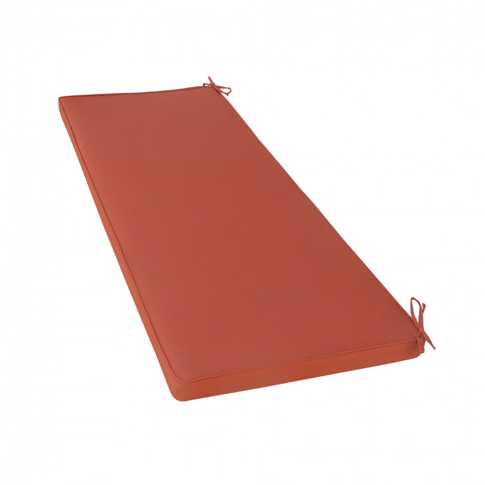 Immagine isolata del cuscino per panchina Real 110 arancione su sfondo bianco, che evidenzia il profilo lineare, le cuciture precise e i pratici laccetti laterali per il fissaggio.