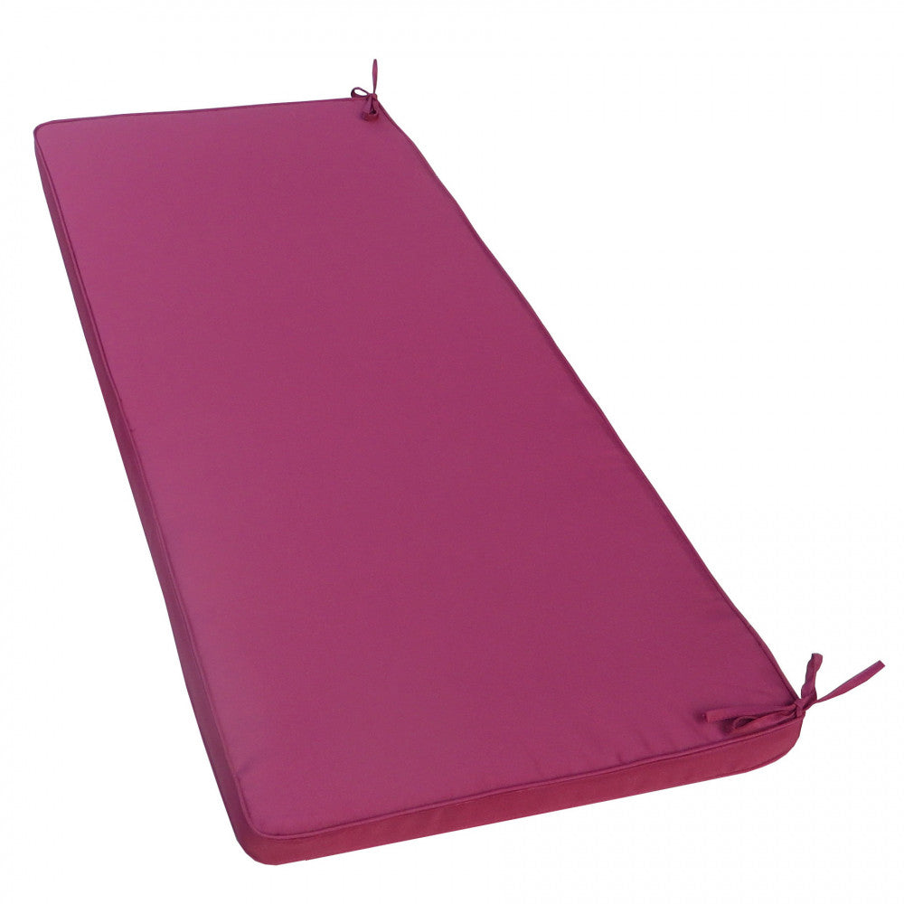 Dettaglio strutturale del cuscino Real 110 in poliestere magenta, che mostra le cuciture precise e i laccetti di fissaggio su sfondo bianco.