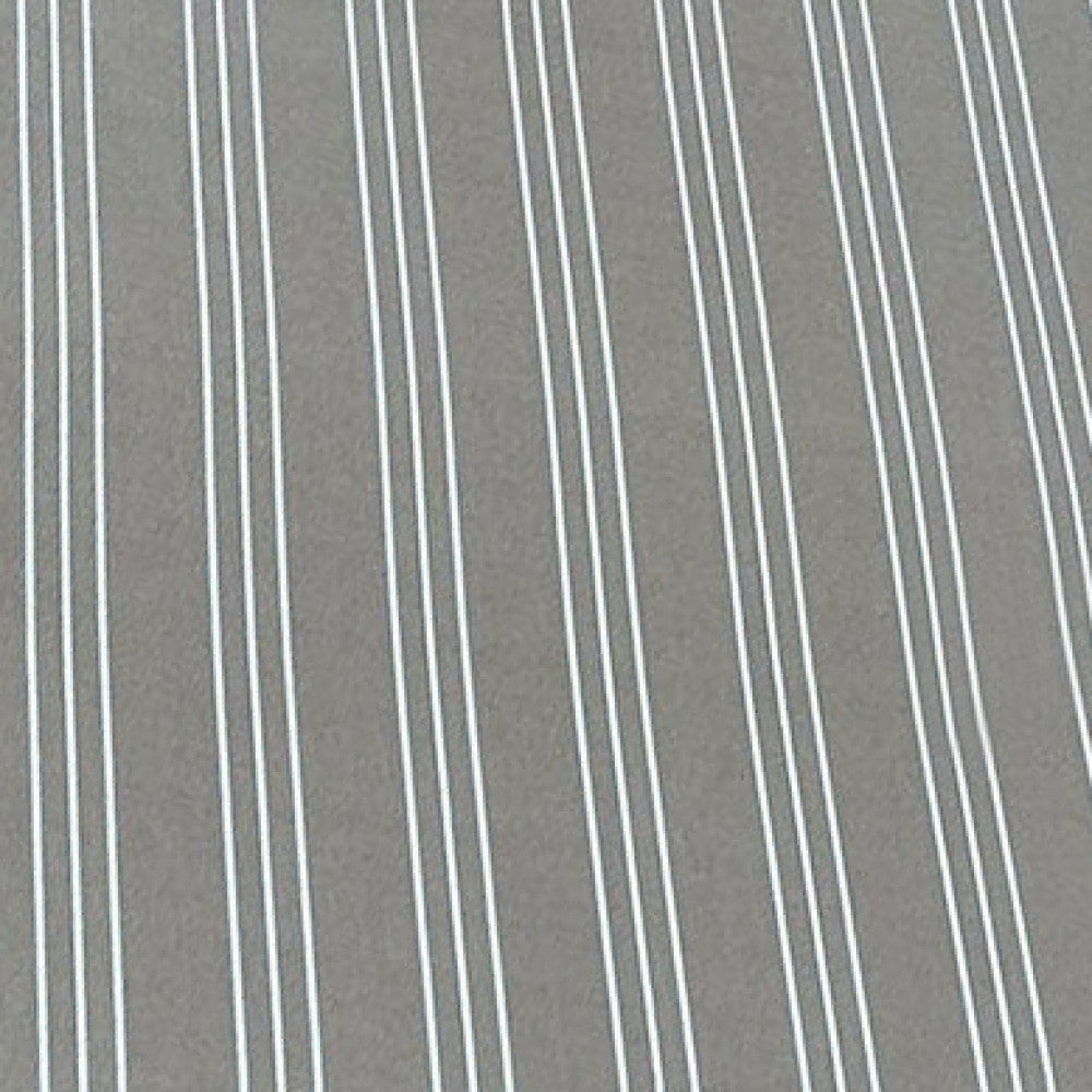Primo piano della texture in poliestere del Cuscino Real 110, evidenziando il raffinato contrasto tra lo sfondo tortora e le sottili righe bianche.