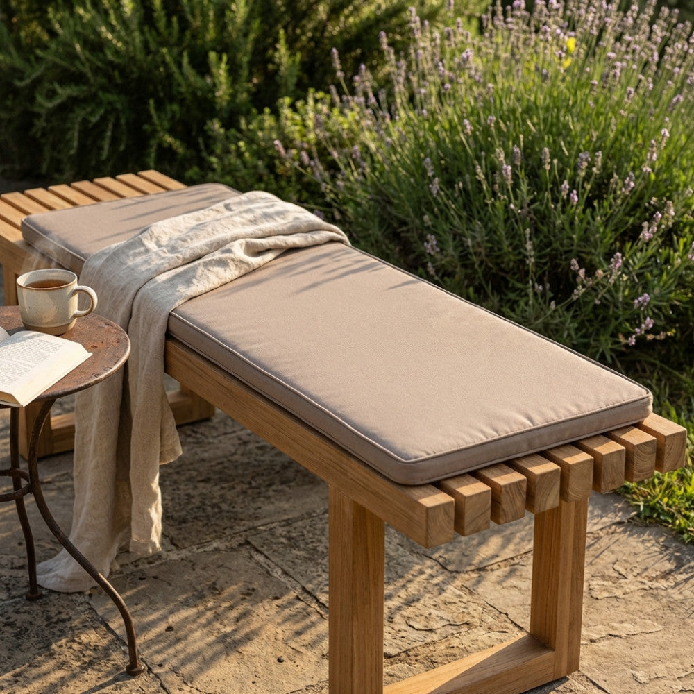 Cuscino Cosma Real 110 tortora su panca in legno