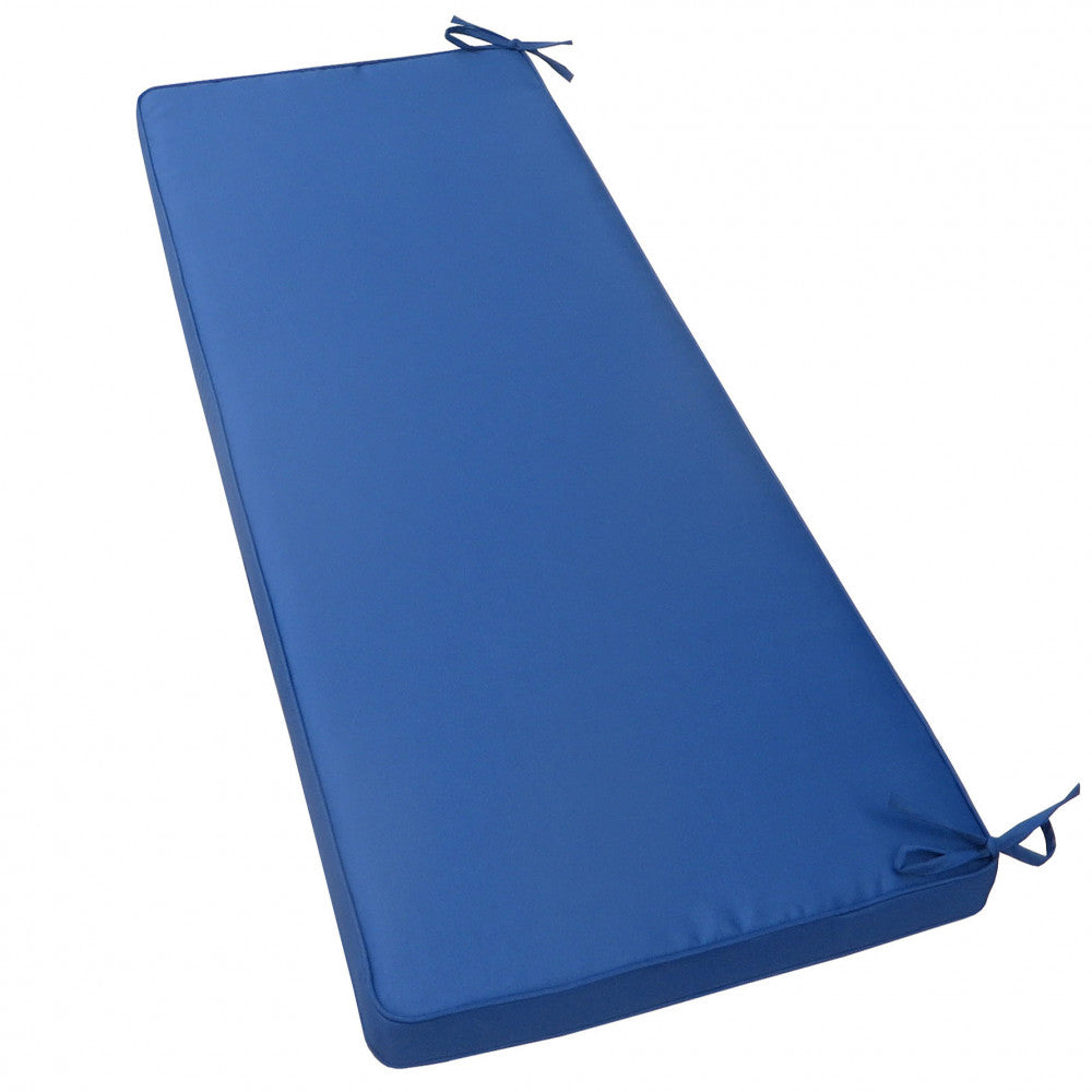 Dettaglio isolato del cuscino rettangolare blu scuro, che mostra la texture in poliestere e i lacci di fissaggio agli angoli su sfondo bianco.