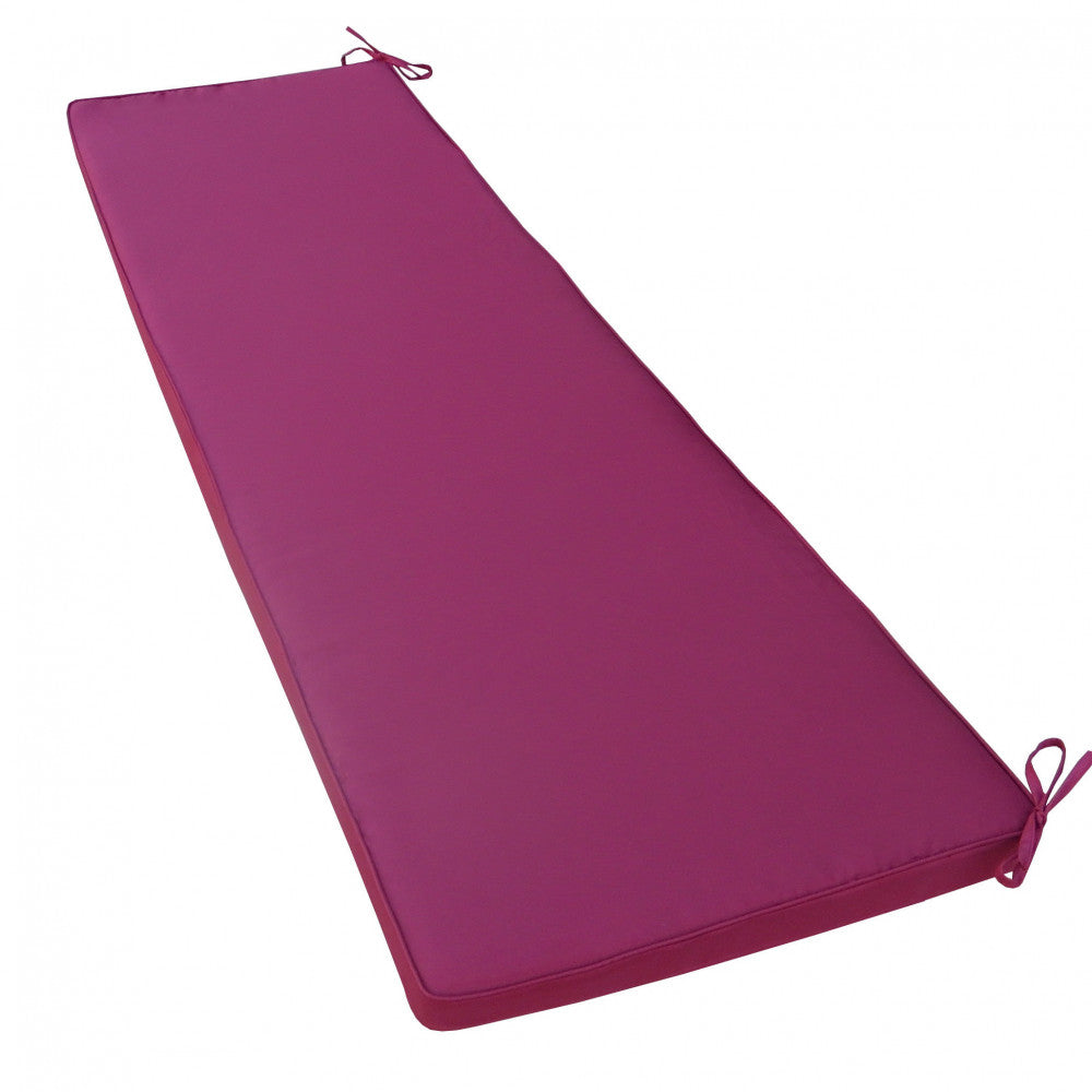 Dettaglio isolato del cuscino rettangolare Real 150 in poliestere magenta con laccetti di fissaggio.