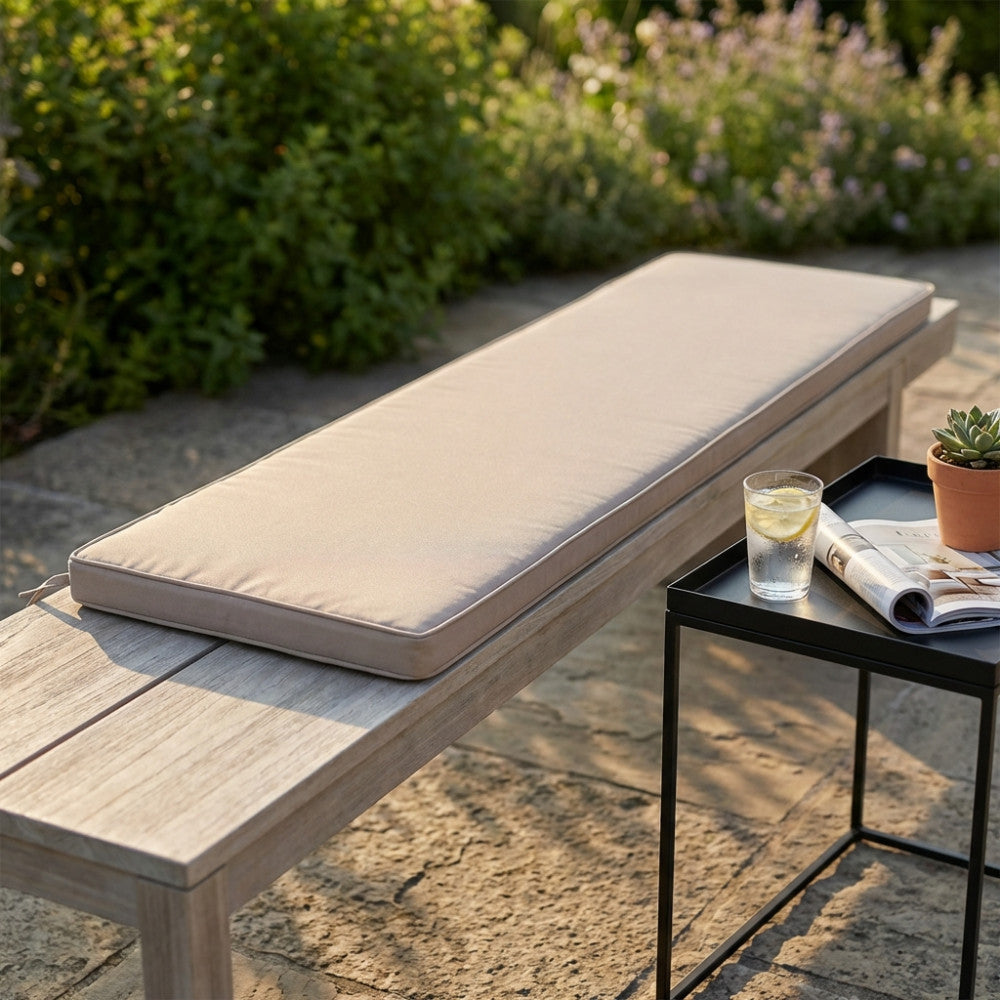 Cuscino rettangolare Cosma Real 150 color tortora su panca in legno