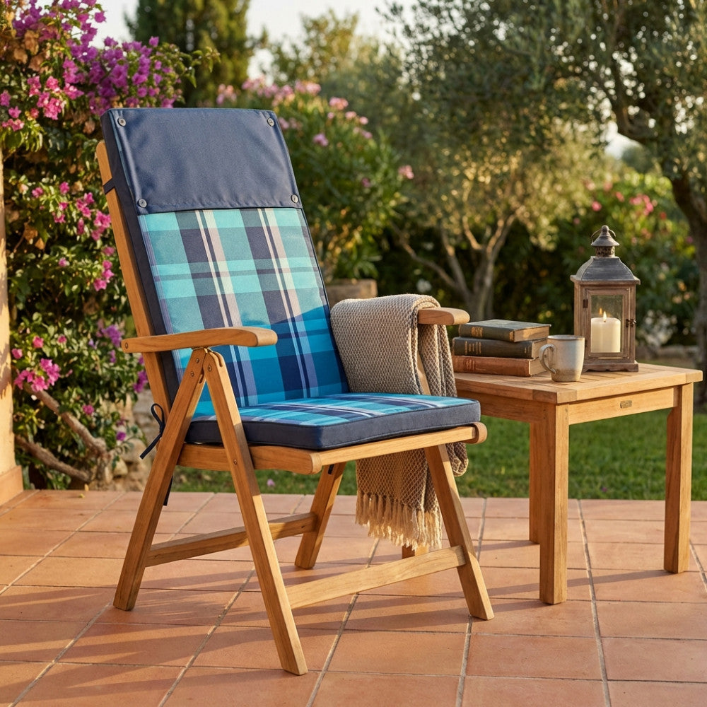 Cuscino alto in poliestere a quadri blu posizionato su una sedia in legno da giardino al tramonto.