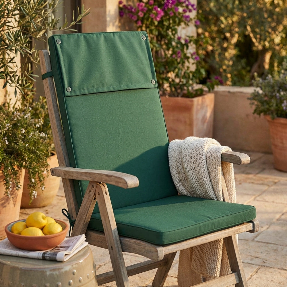 Dettaglio del cuscino verde scuro per sedia con schienale alto, mostrando la texture del poliestere e i bottoni decorativi.
