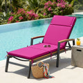 Cuscino lettino Real in poliestere magenta posizionato su una sdraio in legno e metallo a bordo piscina.