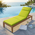 Cuscino per lettino Cosma verde pistacchio su struttura in legno a bordo piscina