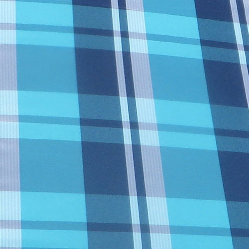 Primo piano della texture in poliestere del cuscino, evidenziando l'intreccio dei colori blu e azzurro nel motivo a quadri.