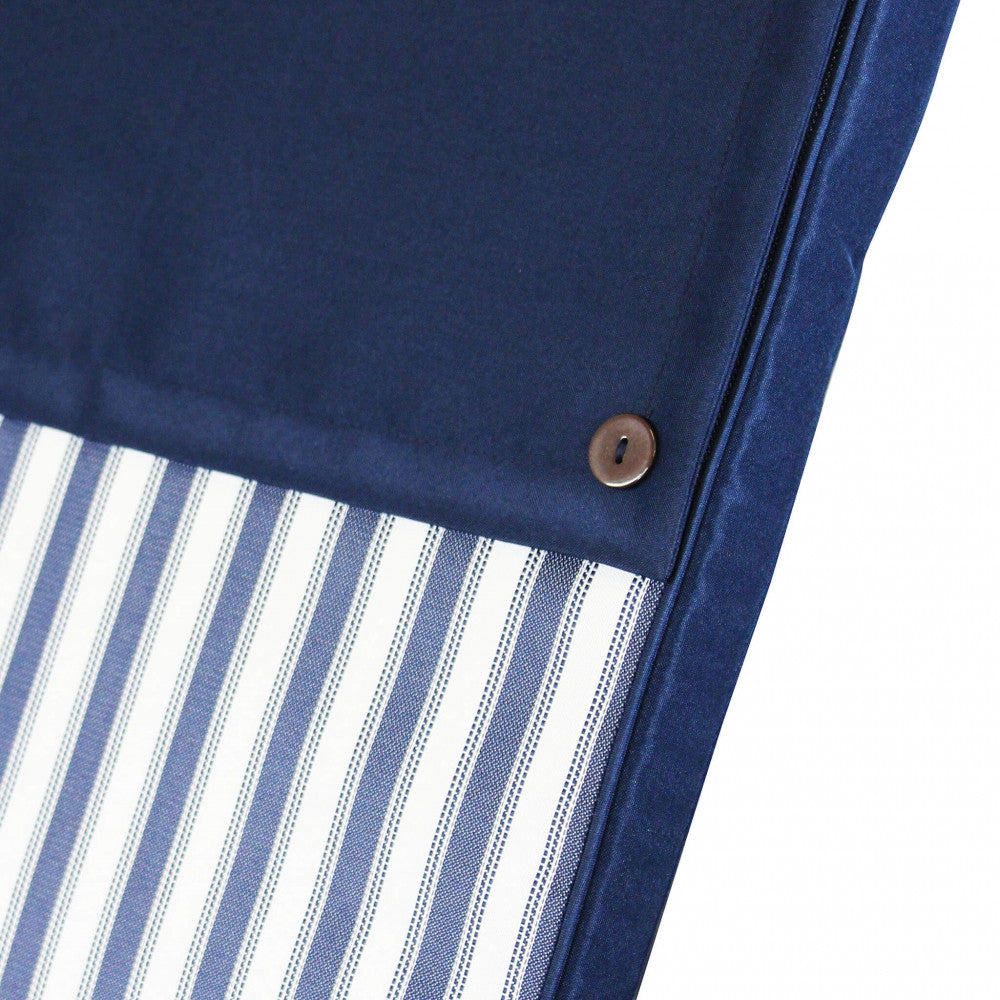Dettaglio del tessuto in poliestere blu navy con bottone decorativo e motivo a righe.