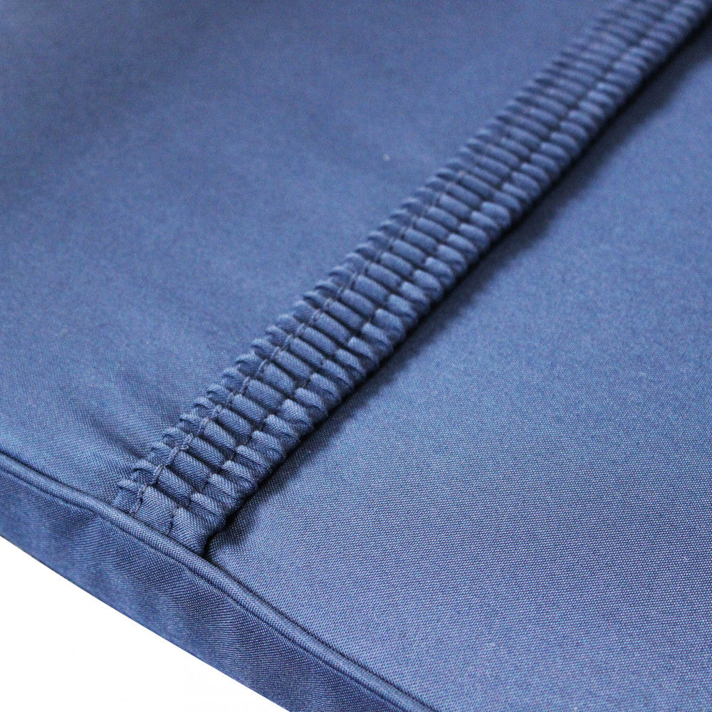 Particolare della cucitura rinforzata sul tessuto blu navy del cuscino da esterno.