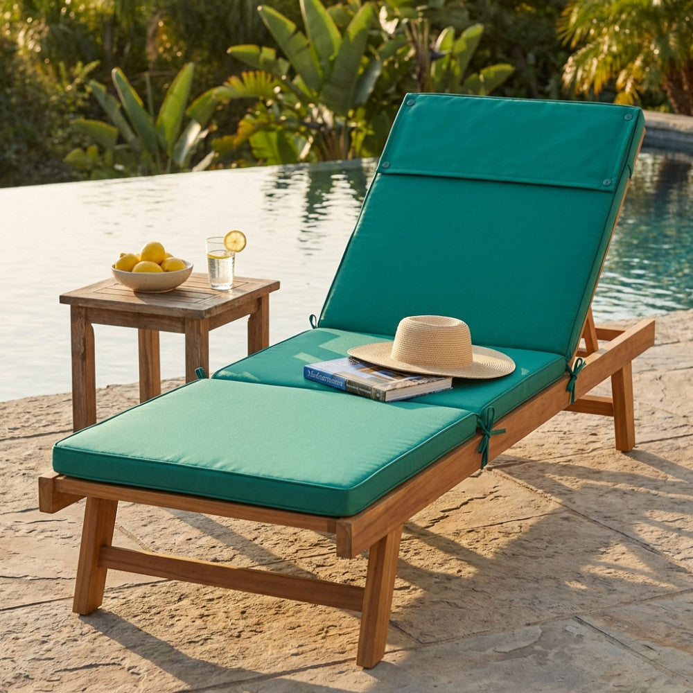 Cuscino per lettino Real in poliestere verde scuro posizionato su una struttura in legno di teak a bordo piscina.