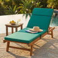 Cuscino per lettino Real in poliestere verde scuro posizionato su una struttura in legno di teak a bordo piscina.