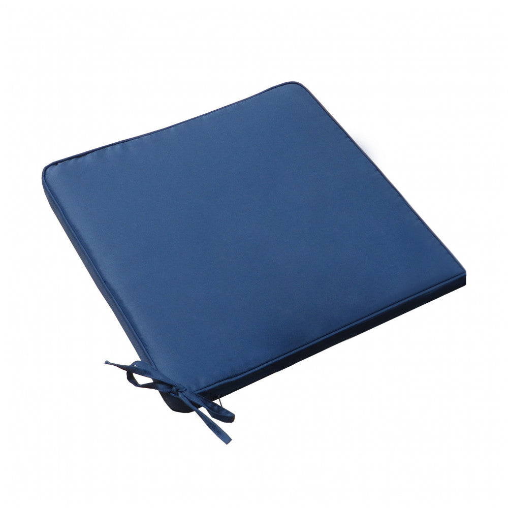 Vista angolare del cuscino seduta Real in poliestere blu scuro, con focus sulla texture liscia e i pratici laccetti laterali.