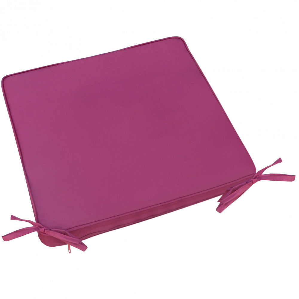 Angolazione laterale del cuscino sfoderabile magenta che mostra la cerniera e i laccetti.