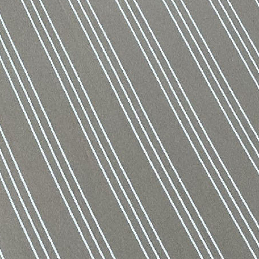 Primo piano della texture in poliestere del cuscino, evidenziando la trama resistente e le cuciture del motivo a righe.