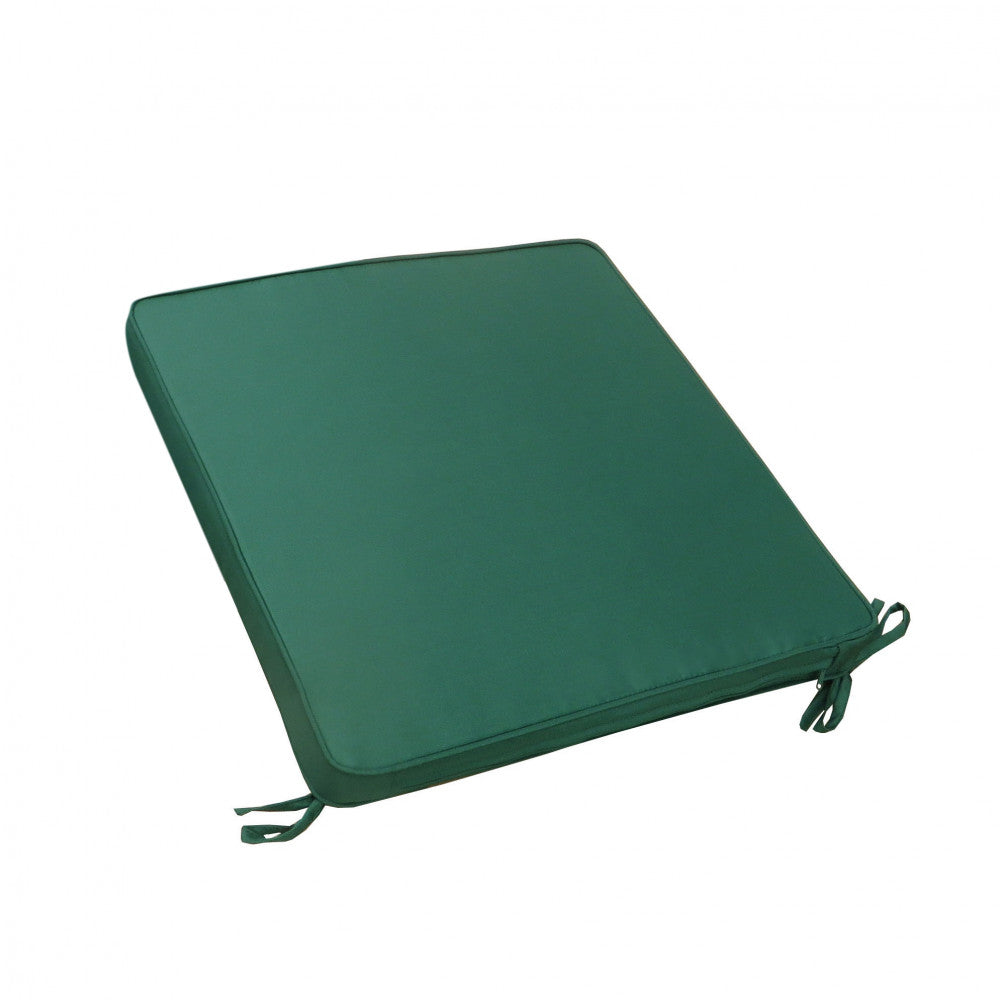 Dettaglio in studio del cuscino quadrato verde scuro, che mostra i laccetti posteriori per il fissaggio.