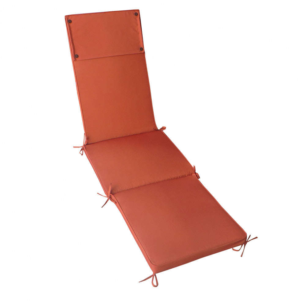 Vista frontale isolata del cuscino arancione, che evidenzia i laccetti di fissaggio e le cuciture.