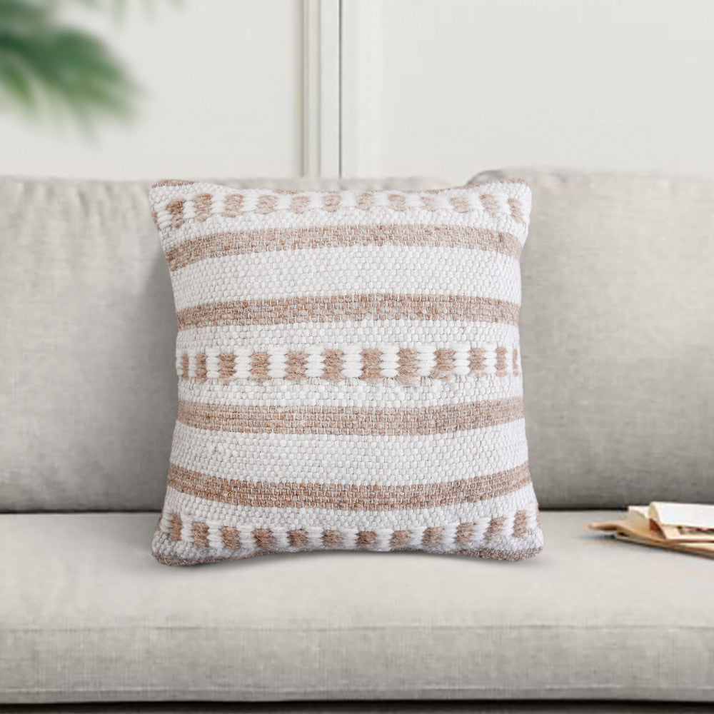 Cuscino Sébastien in lana posizionato centralmente su un divano moderno grigio, mostrando le proporzioni perfette di 45x45 cm in un ambiente living luminoso.