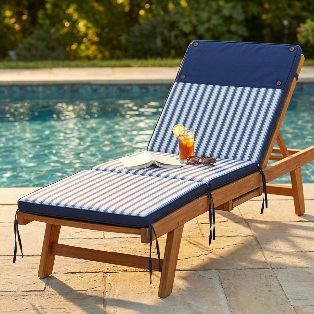 Cuscino steamer a righe blu in poliestere posizionato su un lettino in legno a bordo piscina.