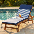 Cuscino steamer a righe blu in poliestere posizionato su un lettino in legno a bordo piscina.