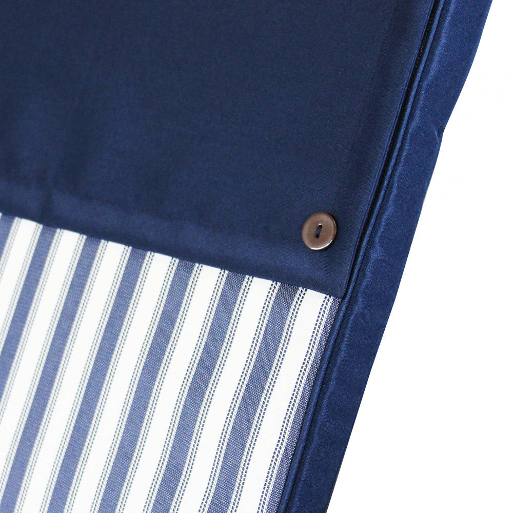 Primo piano del tessuto in poliestere blu e a righe con dettaglio del bottone decorativo.