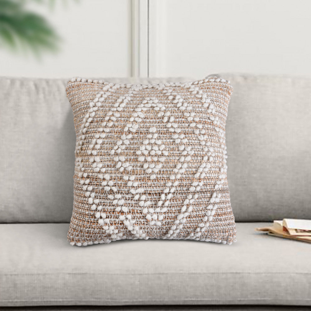 Cuscino decorativo Térence in tonalità naturali, appoggiato su un divano moderno per un tocco di eleganza tattile.