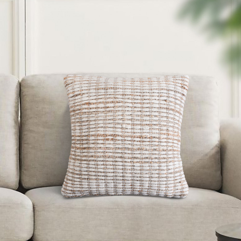 Cuscino Théo al centro di un divano moderno, integrato in un ambiente living luminoso e sofisticato.