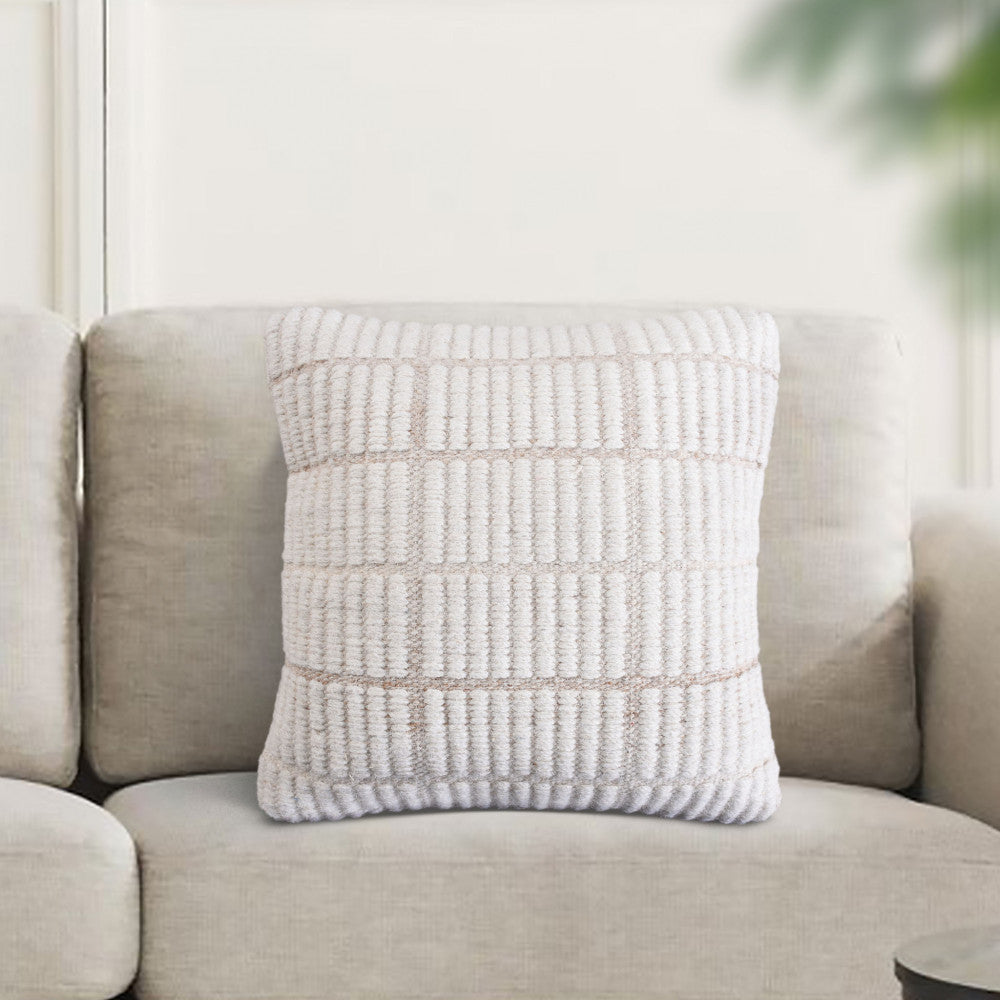 Cuscino decorativo in lana sfoderabile posizionato su un divano moderno, mostrando la sua perfetta integrazione nello spazio living.