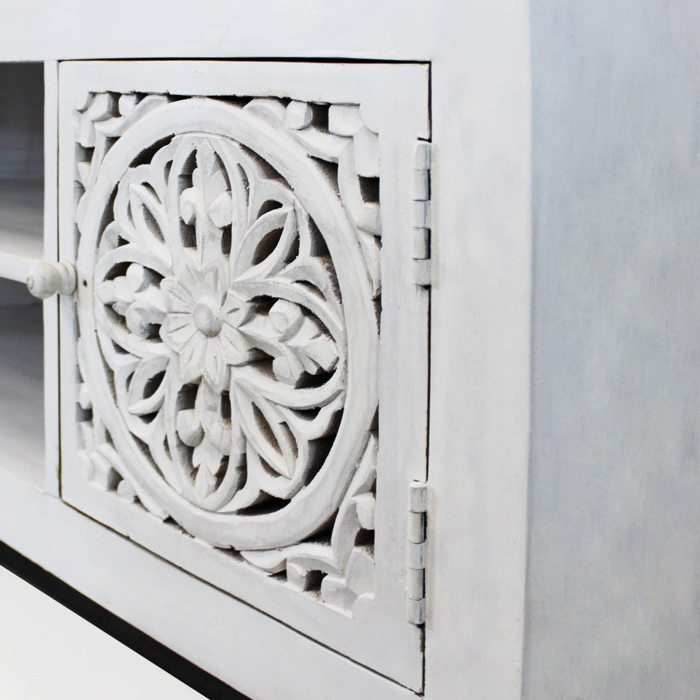 Dettaglio Anta con decoro del Porta TV Clifford in legno di mango marrone con decoro sbiancato e struttura in ferro, ideale per un soggiorno moderno e funzionale | Albert Stock