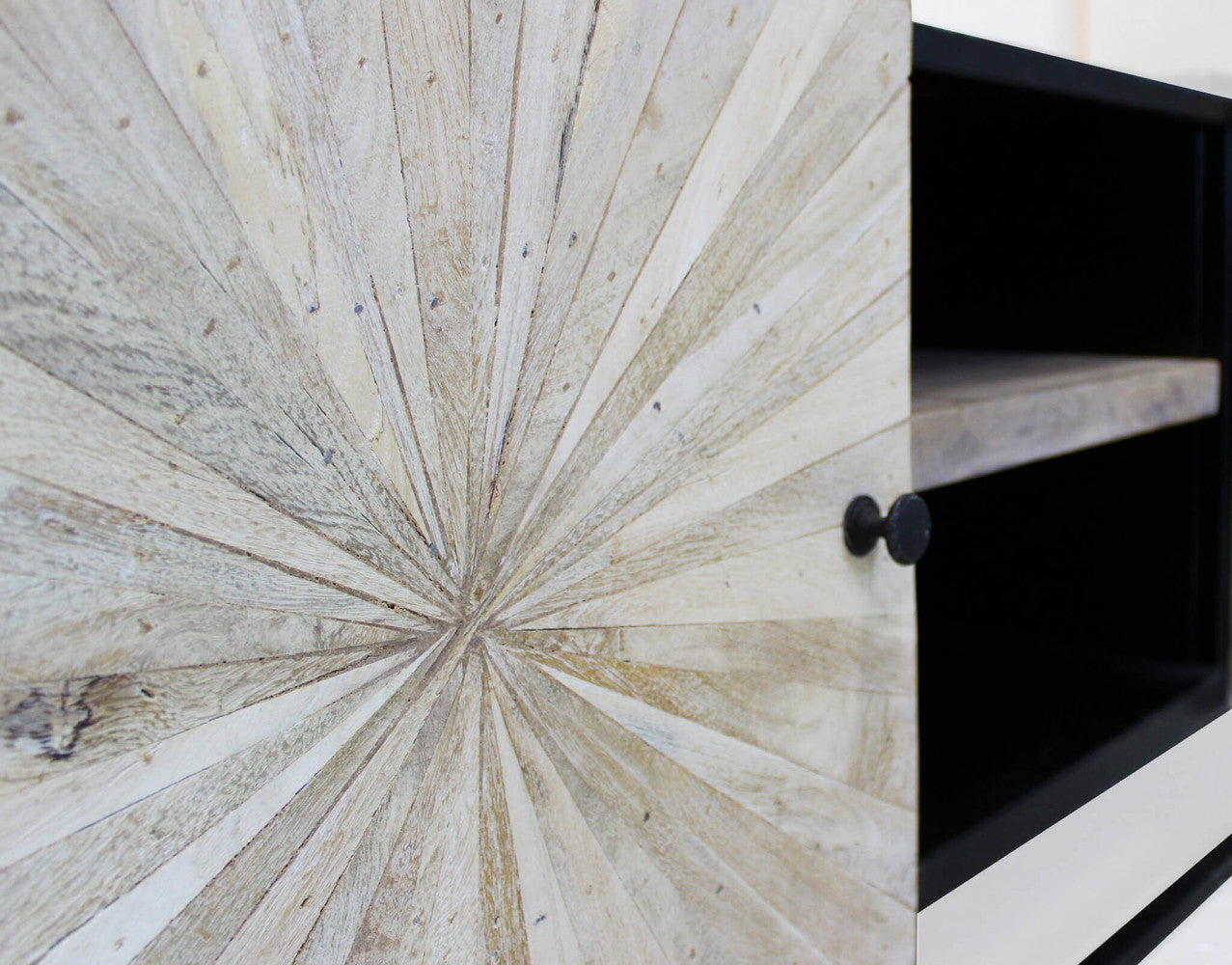 Primo piano delle due ante e dei due ripiani del Porta TV Stanford, mostrando il decoro naturale del legno e la finitura del ferro | Albert Stock