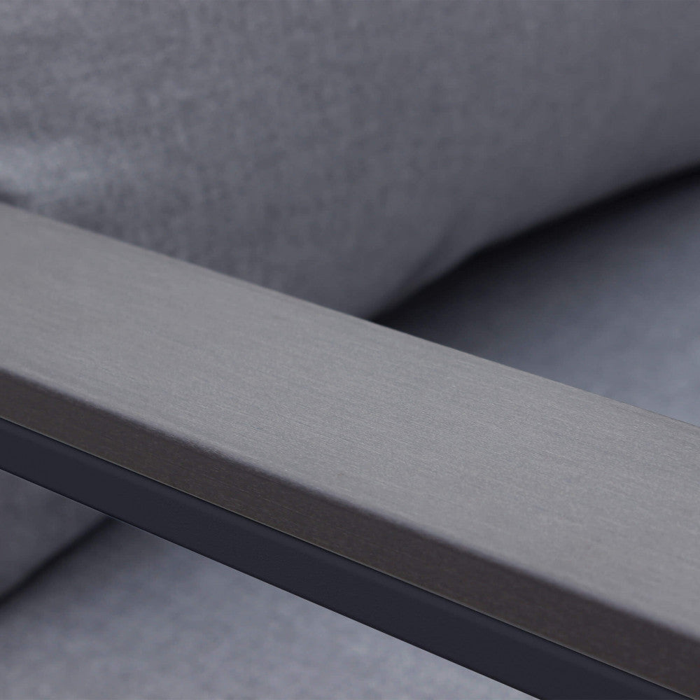 Primo piano dei braccioli  della struttura in alluminio verniciato di un elemento del salotto Surabaya, che evidenzia la finitura e il design essenziale