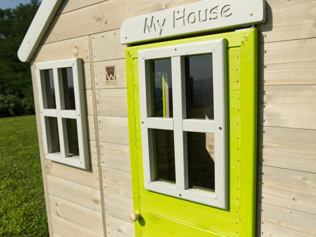 Primo piano dello scivolo e della scaletta che conduce alla casetta su palafitta Bamby