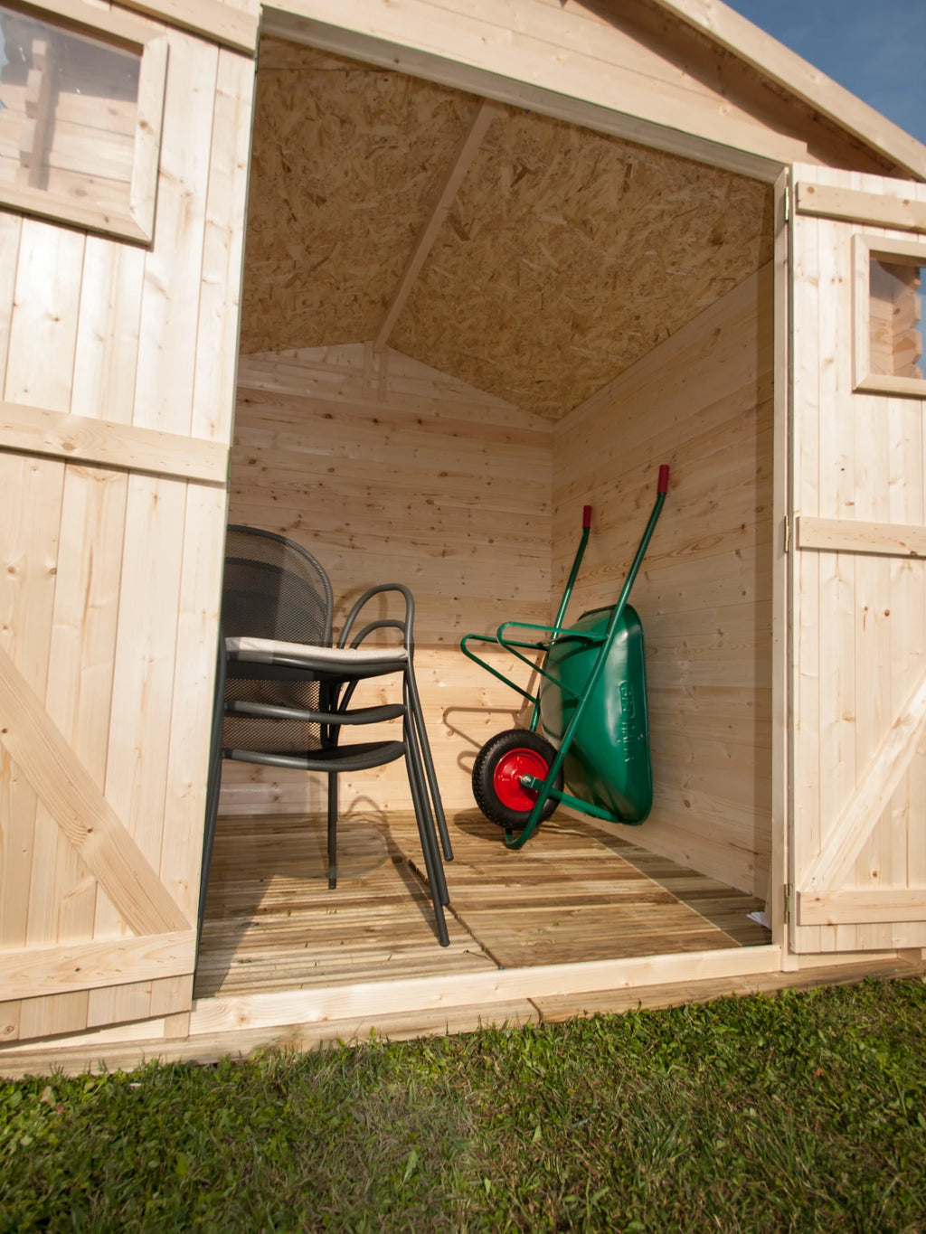 Primo piano della porta doppia della casetta Greta, che mostra il chiavistello per la chiusura.