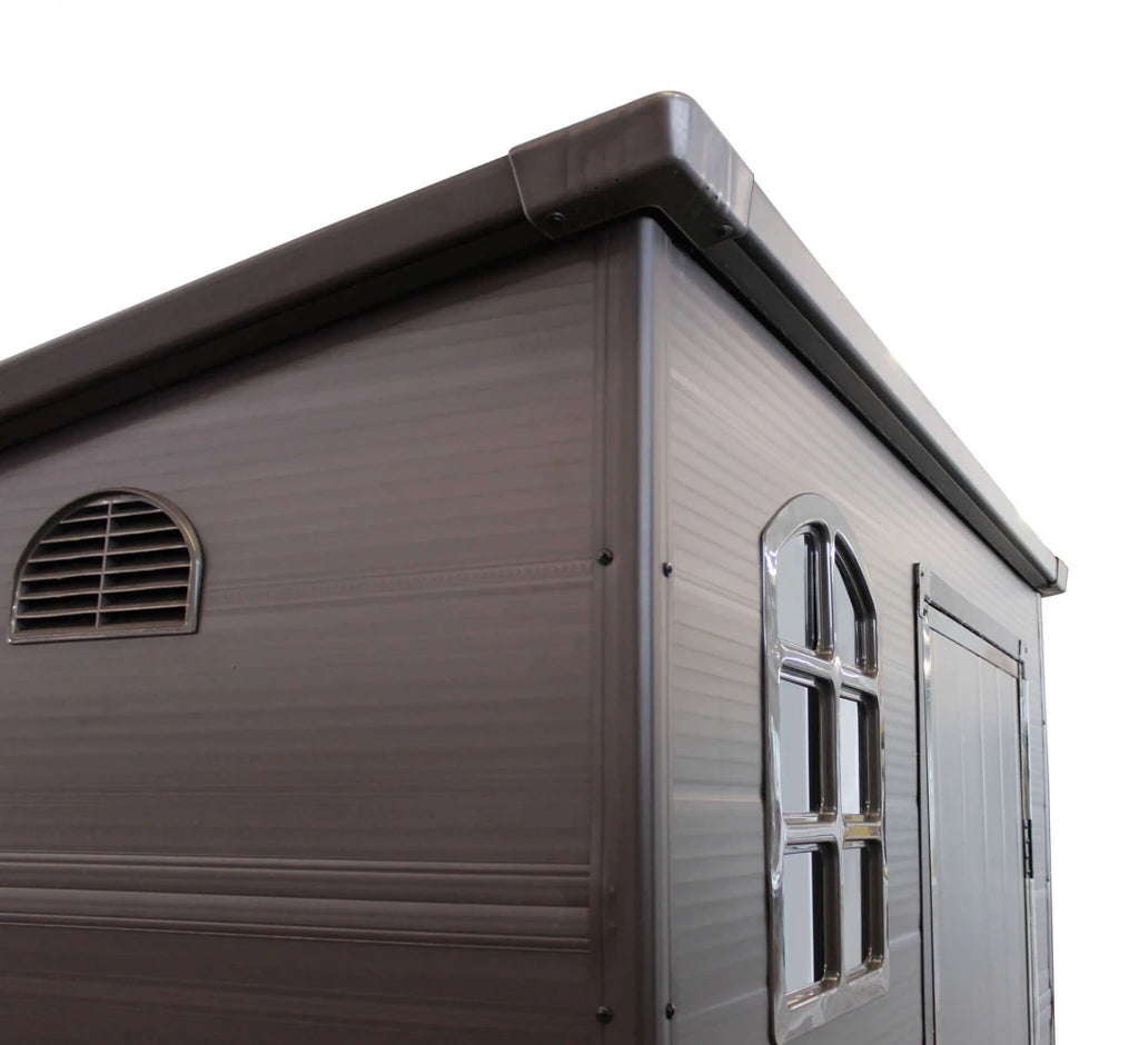 Dettaglio della Casetta Maison ambientata in un giardino, che ne evidenzia le dimensioni e l'utilità per mantenere lo spazio esterno ordinato e pulito | Albert Stock