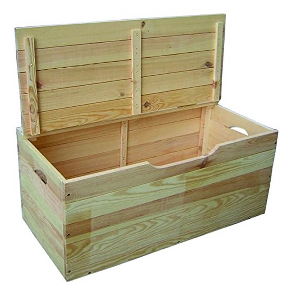 Primo piano dell'interno della cassapanca in pino, che mostra la sua funzionalità di contenitore