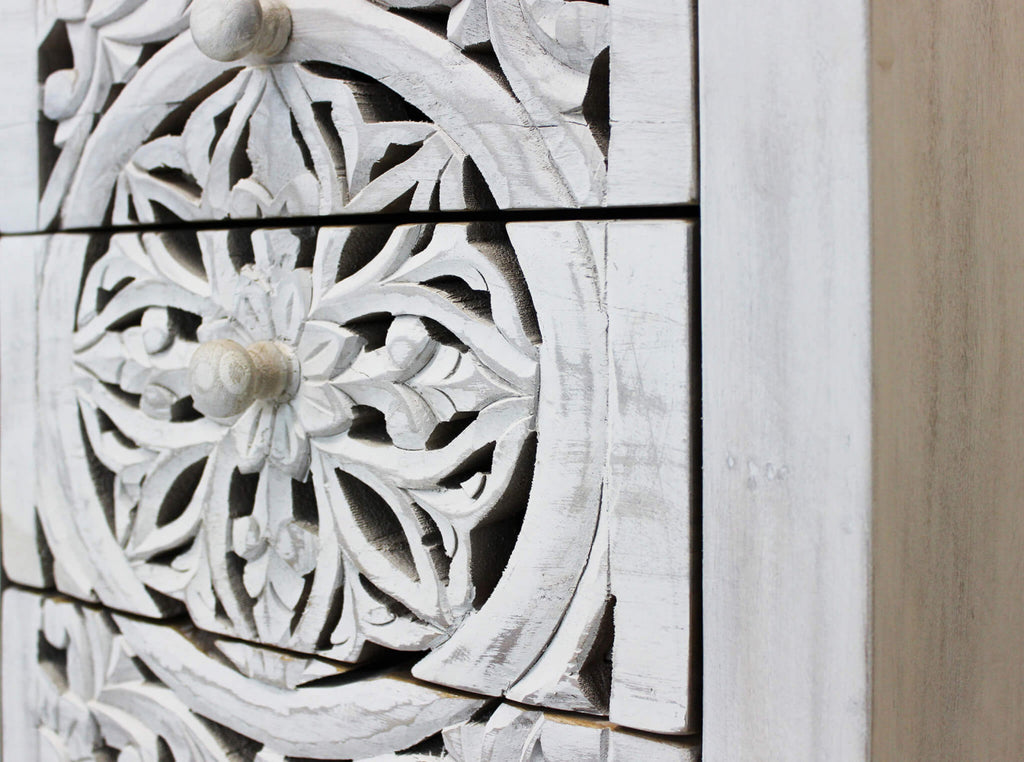 Primo piano dei cassetti intarsiati del Mobile Foster che mostra la venatura del legno di mango e il decoro sbiancato.