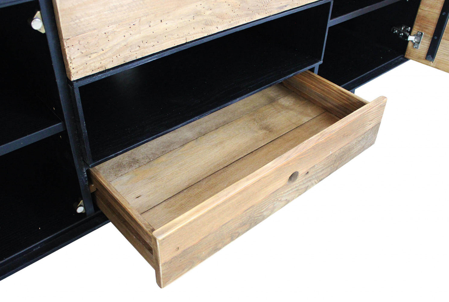 Primo piano dei due cassetti, delle due ante e del ripiano del Porta TV Edgar, che mostrano la texture del legno riciclato e la capacità contenitiva | Albert Stock