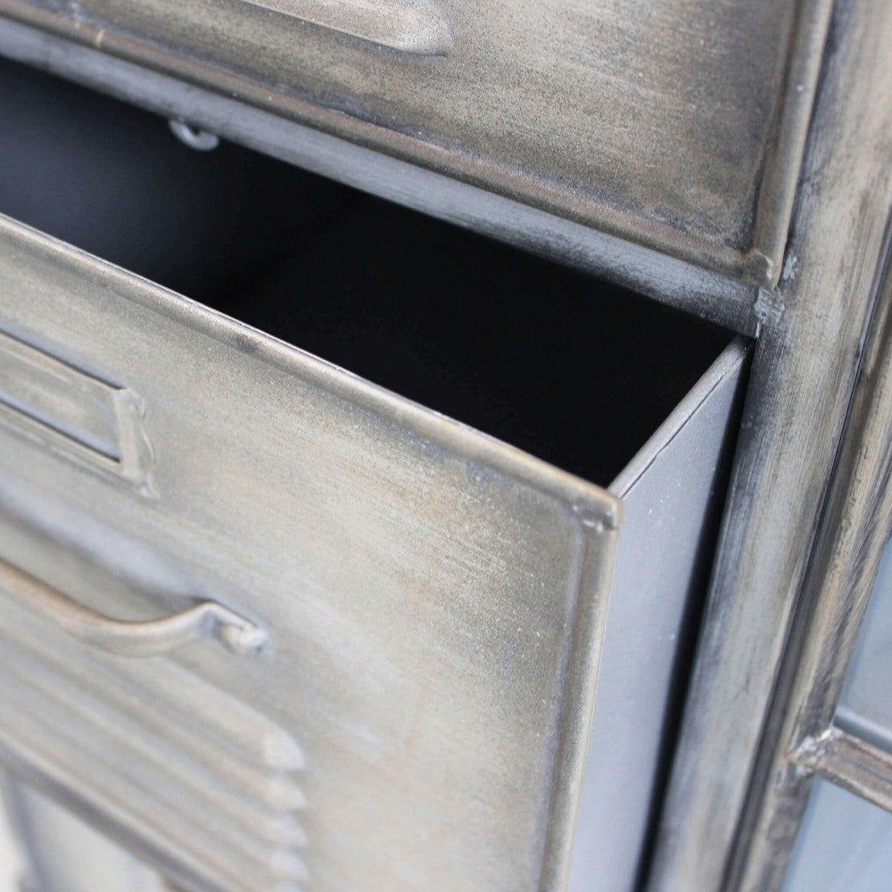 Dettaglio Cassetti del Mobile Ernest, un arredo robusto in legno e metallo perfetto per organizzare e decorare | Albert Stock