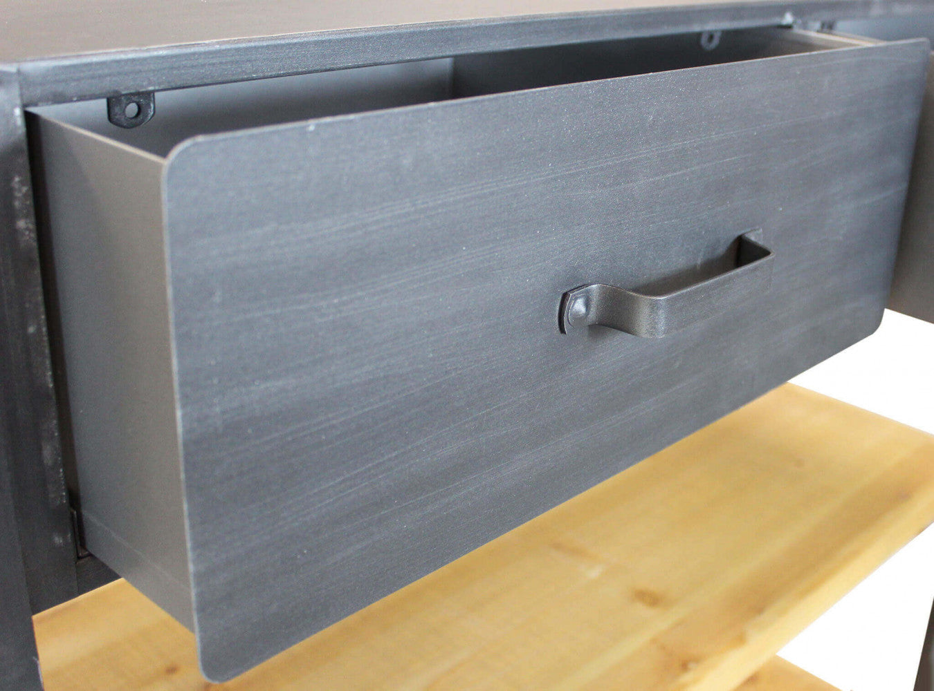 Dettaglio Cassetti della libreria Buddy, un complemento d'arredo robusto in legno e metallo per esporre con stile | Albert Stock