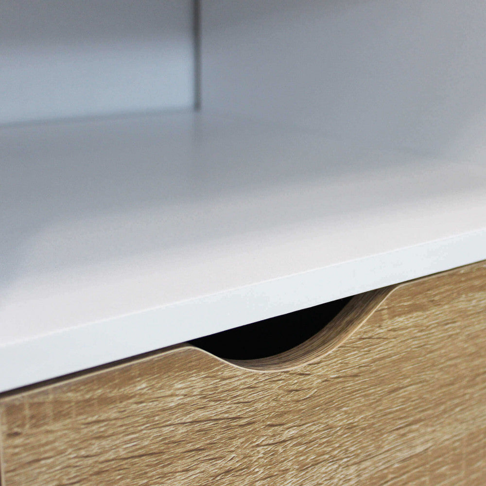 Primo piano dei due cassetti e dei quattro ripiani a giorno del Mobile Porta TV Brody, che mostrano la texture del legno e l'organizzazione interna | Albert Stock