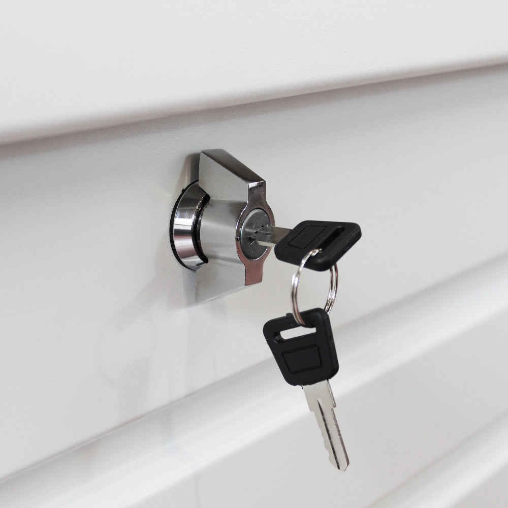 Dettaglio chiave di bloccaggio del Baule da esterno New Jersey 130 in alluminio verniciato antracite, situato su una terrazza moderna, con piante decorative accanto | Albert Stock