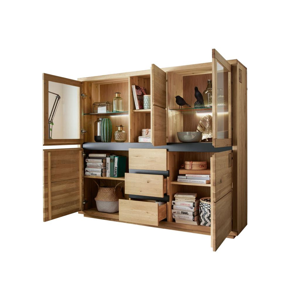 Primo piano degli inserti neri e degli elementi ricavati dalla testa delle travi sulla credenza Fende II, che evidenzia i dettagli di design unici | Albert Stock