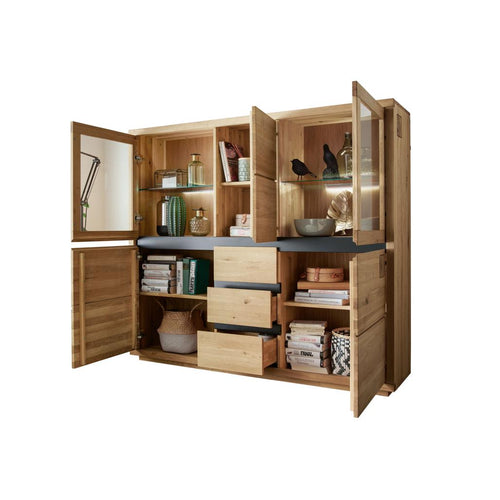 Primo piano degli inserti neri e degli elementi ricavati dalla testa delle travi sulla credenza Fende II, che evidenzia i dettagli di design unici | Albert Stock