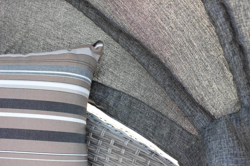 Primo piano dei cuscini e copertura del Conchiglione Brasile, che evidenzia la finitura del materiale con protezione UV.